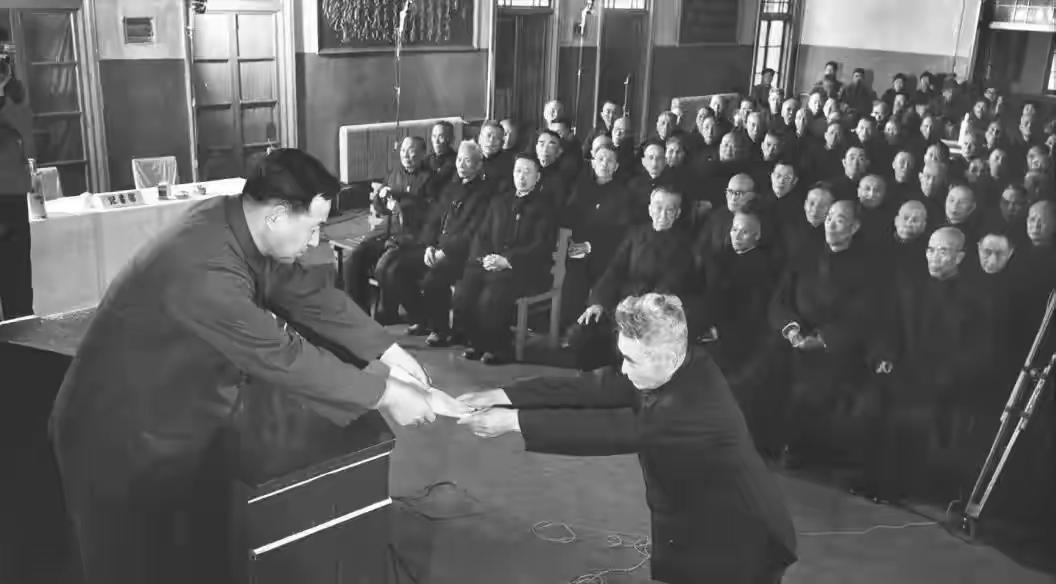 这是1975年3月19日，新中国第七批、也是最后一批获得特赦的战犯，他们从功德林
