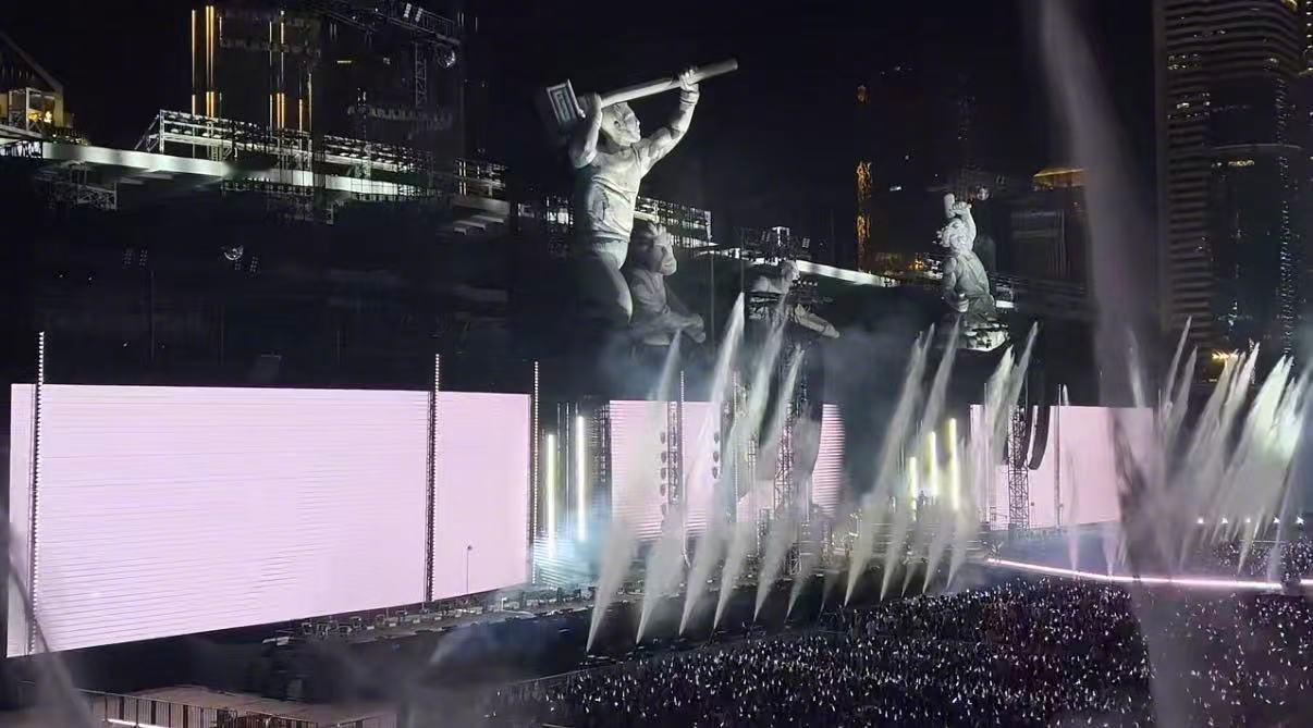 广州上周最大的雨是陶喆下的 陶喆广州演唱会的水炮是来“搞事情”的吧！前排歌迷淋着