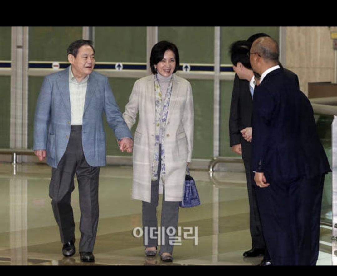 她在清潭洞橱窗前，摸着新款Kelly包。
光在皮革上打圈，像给身份刻了年轮。
有