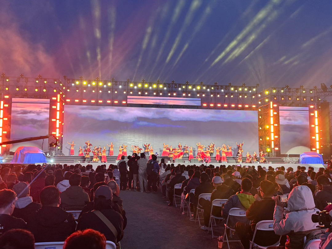 新疆的帅哥美女能歌善舞真不是吹的，看着精气神真是非常足开中国星奇遇乌尔禾吉利中国