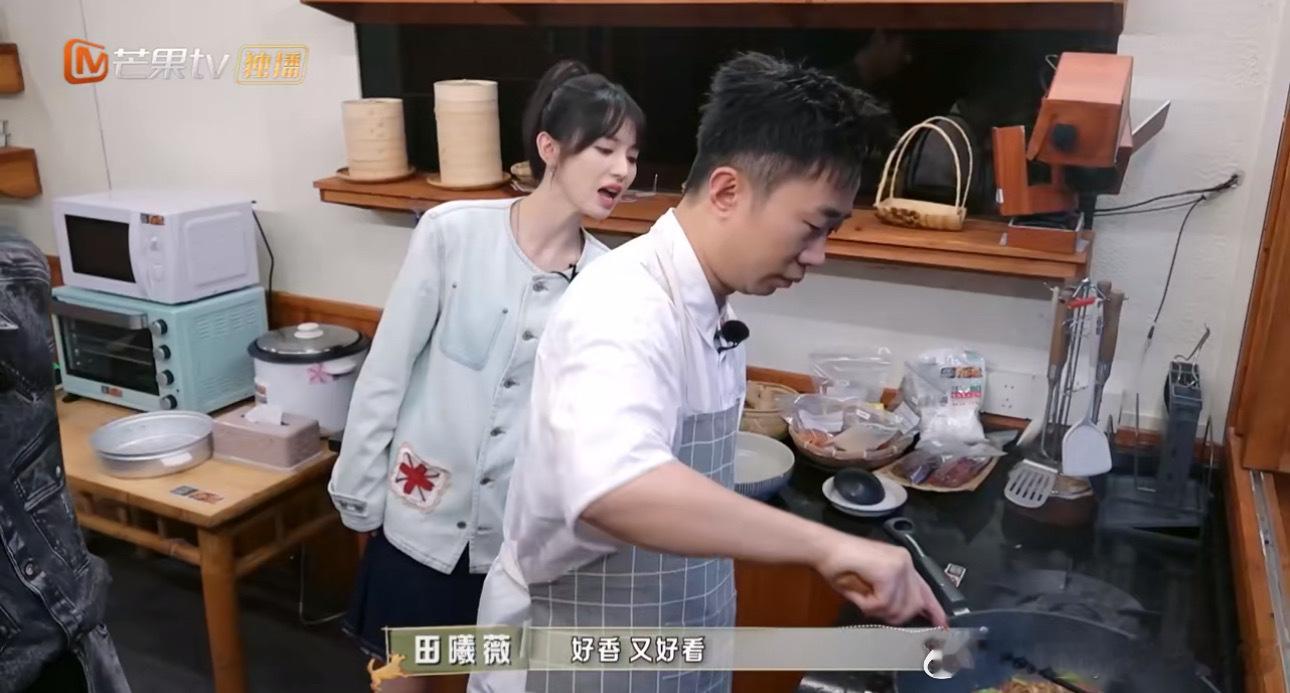 #美食是田曦薇诱捕器吧#小田看到美食的样子演我没错了！[哈哈] #忙忙碌碌寻宝藏