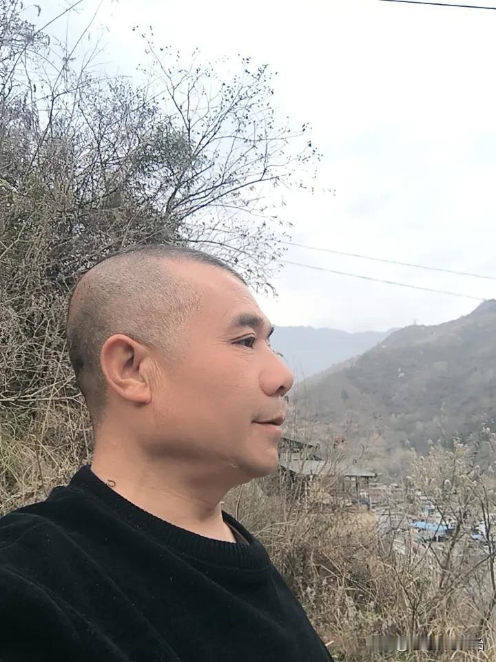 每年过年这段时间，很多时侯都是在我两个姐姐和其他亲戚那里吃饭。比起他们，我是最穷