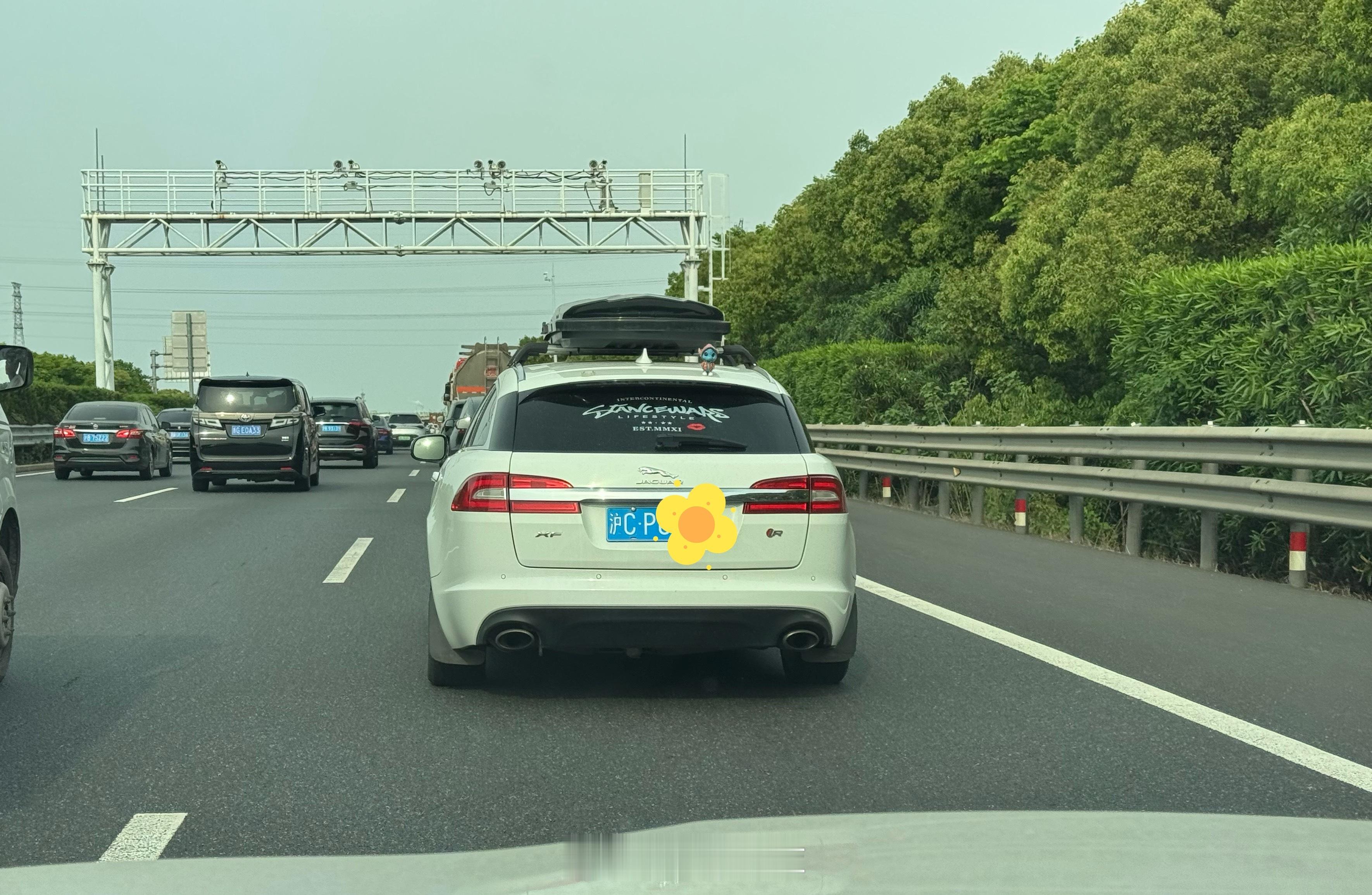 偶遇一辆非常稀有的捷豹 XF Sportbrake，看尾灯是十年前的老款了，也要
