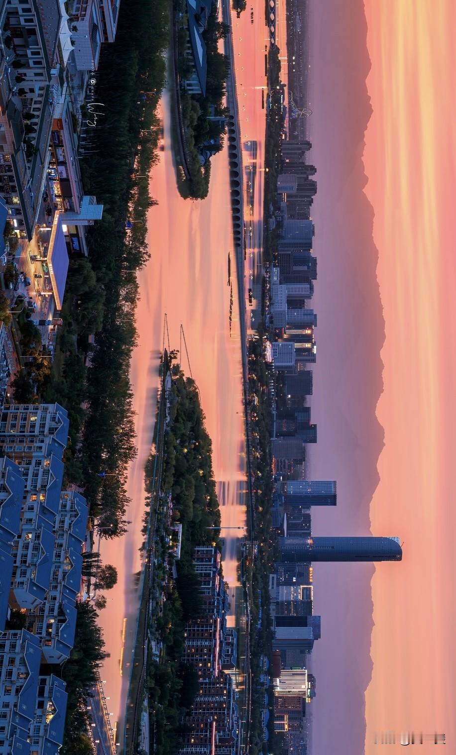 银川轻旅居日常
意外解锁银川版“爱乐之城”

我心中最高级的视角没有之一，
透过