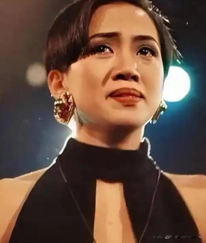 1992年，梅艳芳因为拒绝唱歌，被黄朗维打了一巴掌，没想到第二天，黄朗维就被人打