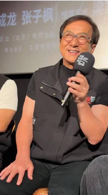 成龙现场催更导演拍捕风追影2成龙大哥现场催更，杨子导演点头确认捕风追影2在即，梦