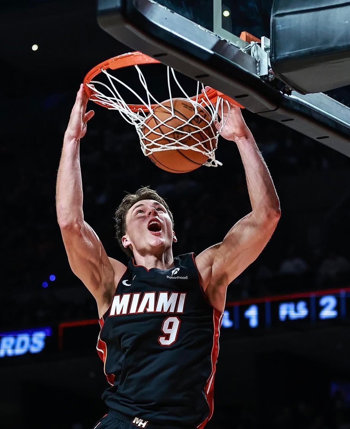 上一场属于阿德巴约，这一场属于拉尔松！在阿德巴约上一场轰下83分历史之夜之后，今