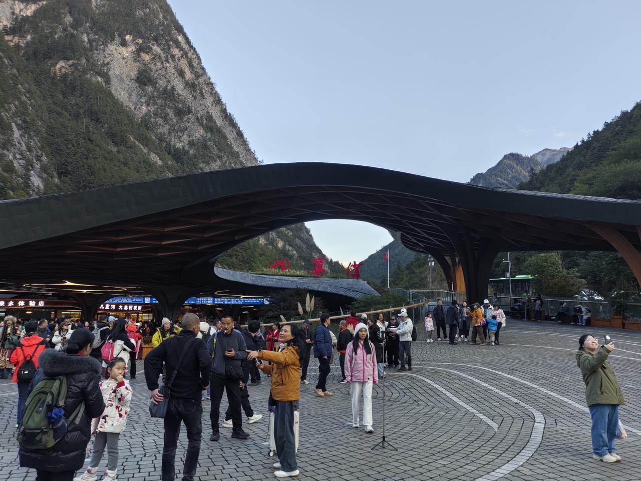 九寨沟景区人满为患。风景虽好，但是游客实在是太多了。