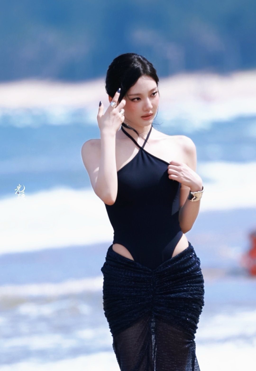 宁艺卓出发前往前往Vogue Vacation潮汐红毯，泳装造型搭配了一条透视亮