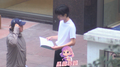 周柯宇戴眼镜秒变高智男周柯宇好有少年感啊。周柯宇身穿白色t恤搭配黑色长裤现身片场