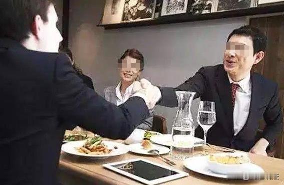 贵州贵阳，一个52岁的男主管，带着28岁的女下属和另一名男同事去外地出差。饭局上