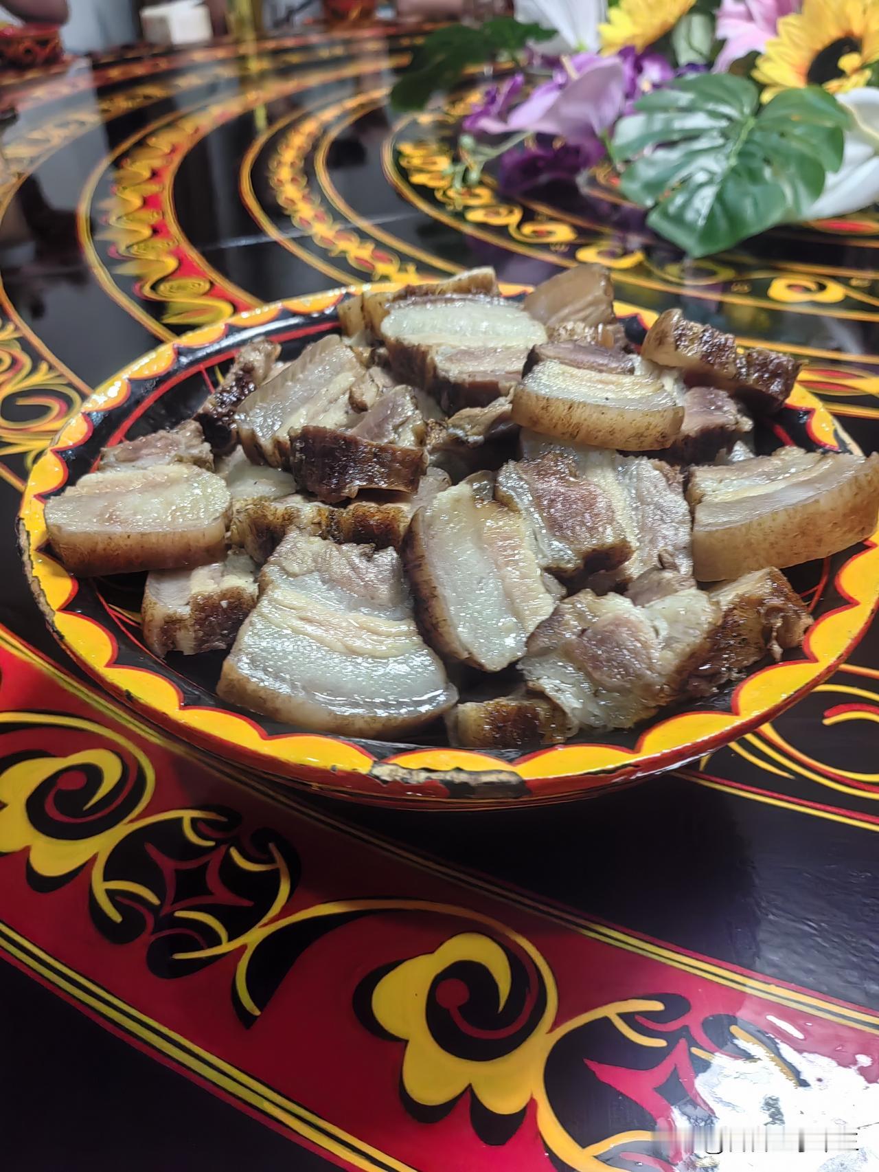 今天体验了一把彝餐，当第一眼看到的时候，哇哇哇，好想吃，这么多肉吃哪块好呢[笑哭