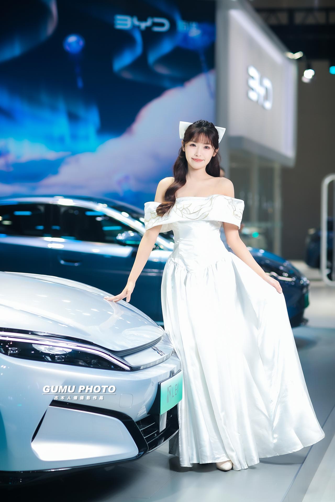 2025重庆汽车消费节比亚迪展台模特小姐姐