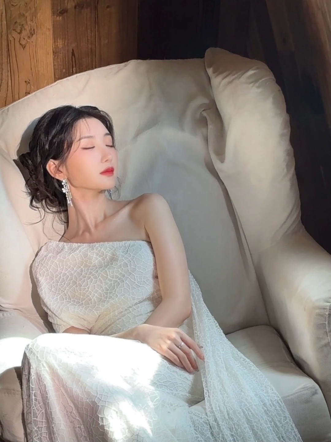 毛晓彤 白月光斜肩白色礼服裙，漏出完美的肩颈线条，毛晓彤这次红毯出场造型完全是白