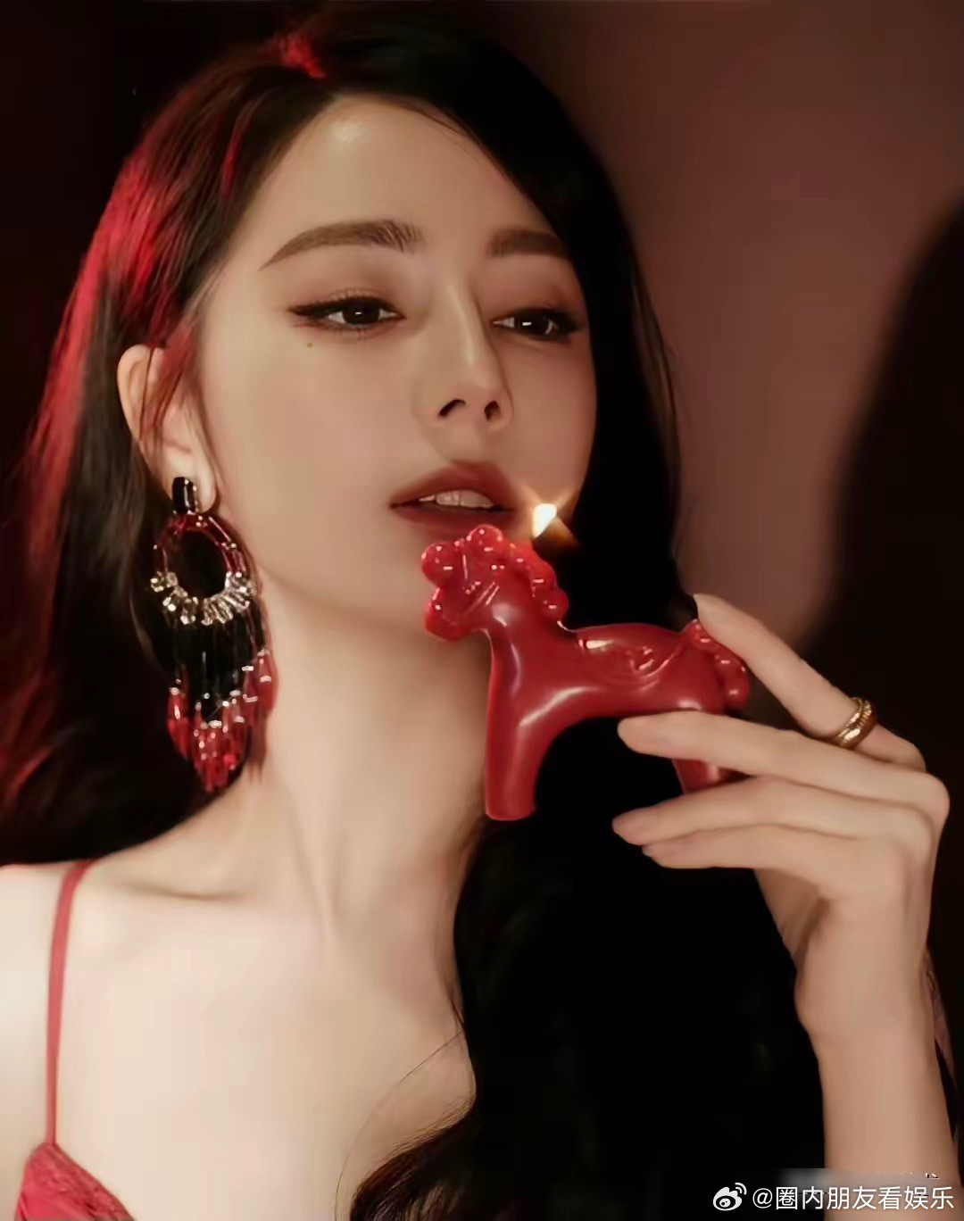 整个内娱我最搞不懂的人，就是热巴了，明明自己已经是顶流了，为什么会被自己工作团队