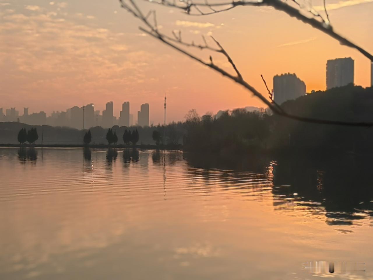 从10分钟晨跑开始
 
冬天是最容易堆积脂肪的时节，吃得多，动得少，体重秤上的数