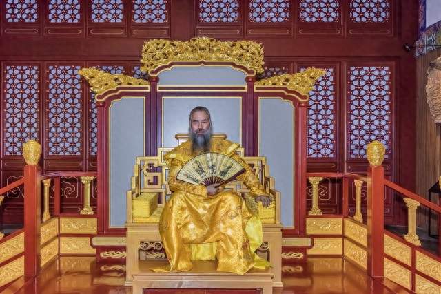 乾隆晚年有多昏庸？一个和珅掏空大清，盛世背后早就烂透了
