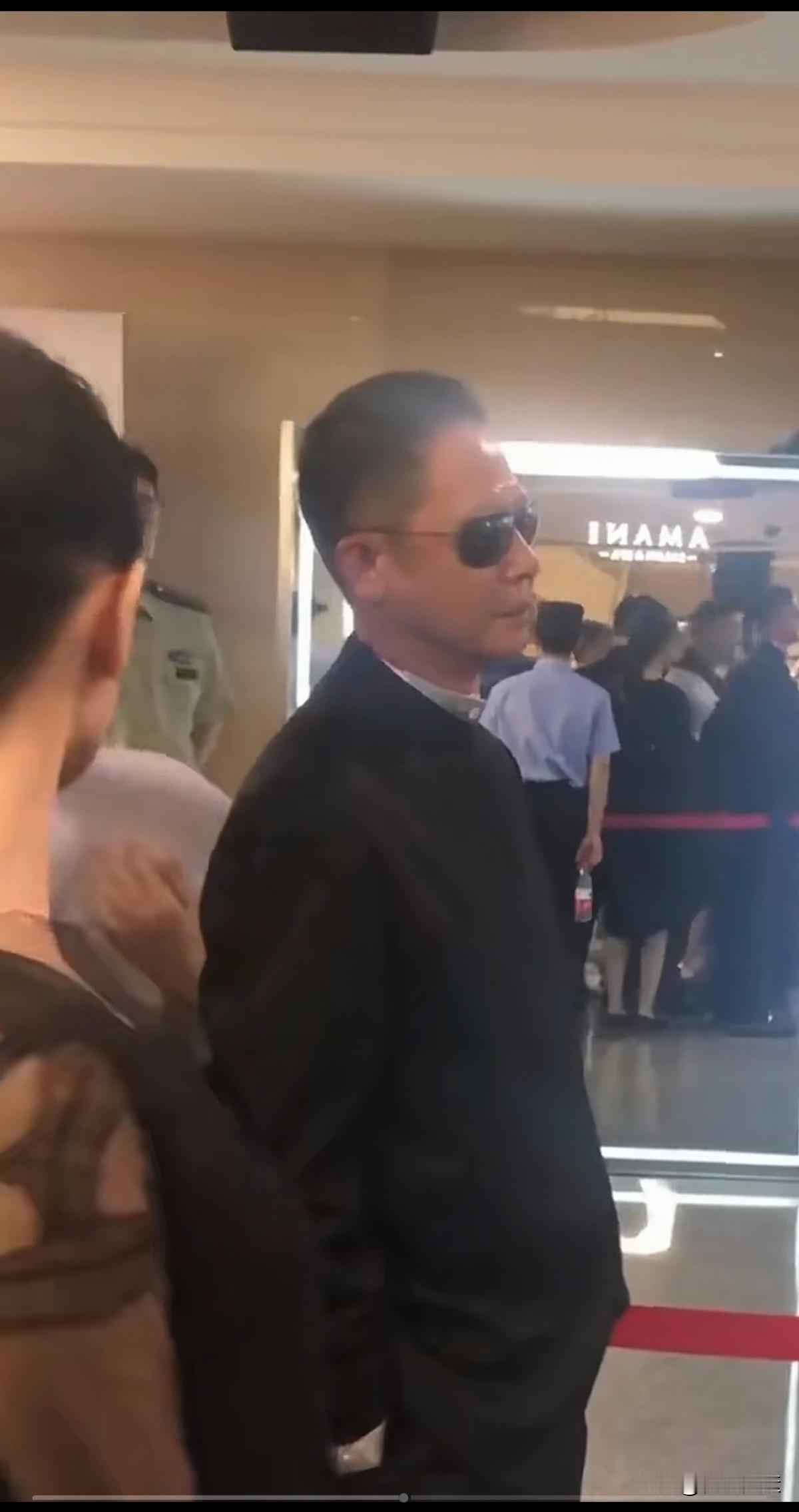 王志文是演技派的天花板了，
在气质方面，
他是唯一能够压制陈道明的人。