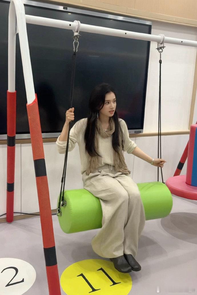 来看娱乐张婧仪用健身器材荡秋千 没人能拒绝这么可爱的张婧仪吧，用健身器材荡秋千，