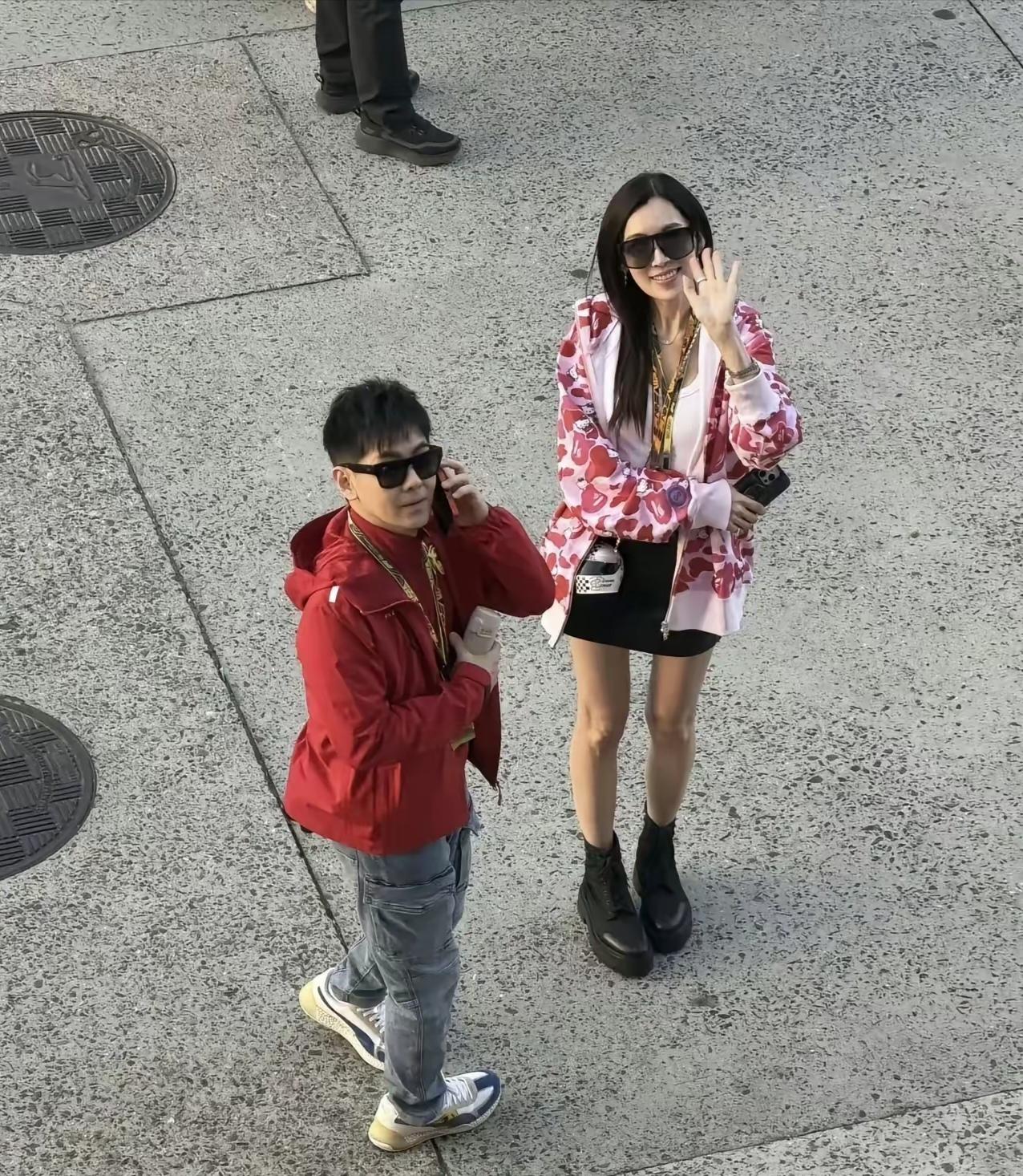 50岁的人还能保养得那么好！太不可思议了！浓密的头发，光滑得没有一丝皱纹的脸蛋，