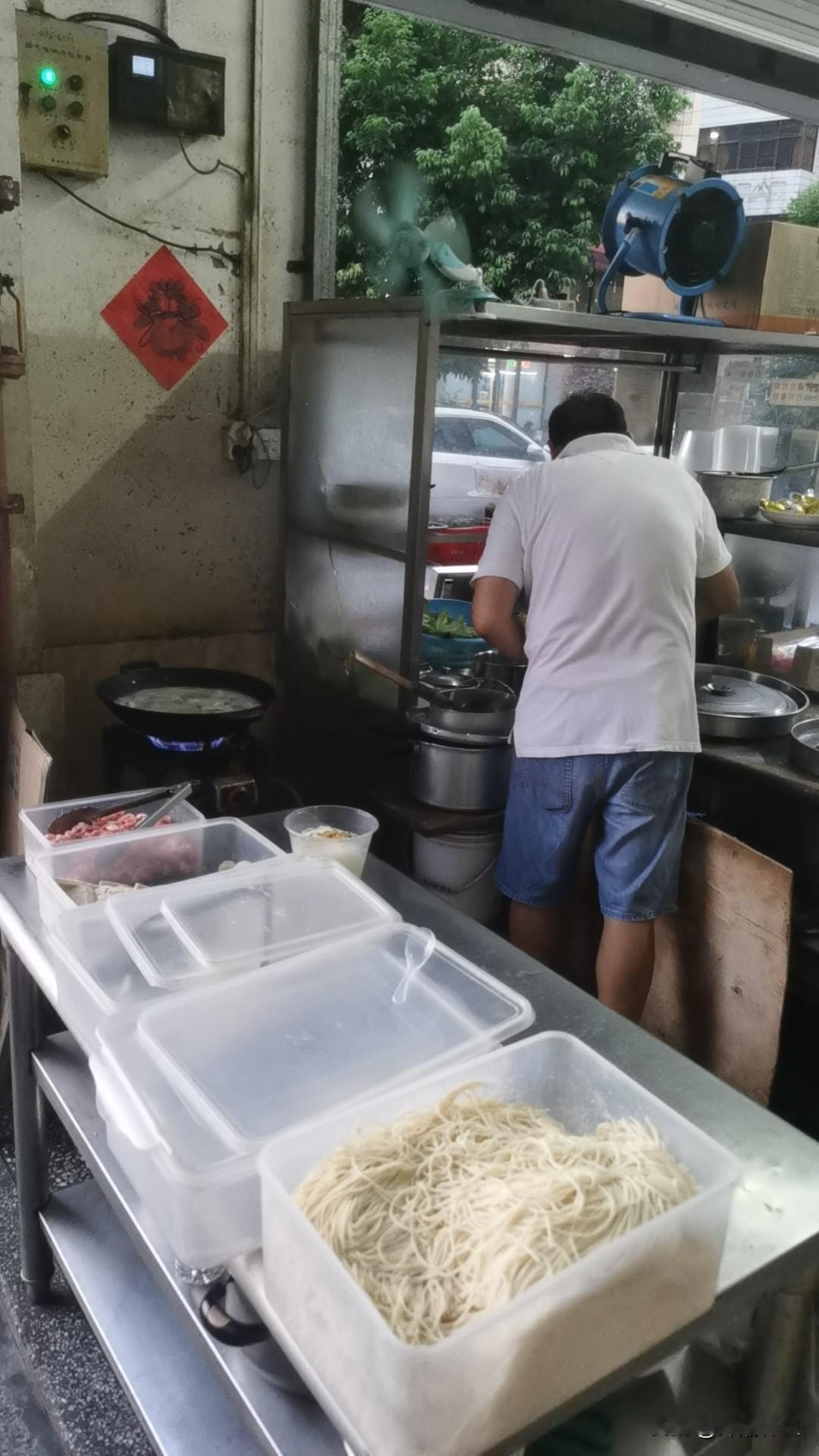 深圳的烟火气，不止在写字楼里，更藏在街头巷尾的潮汕小店和客家排挡中。说起深圳快餐