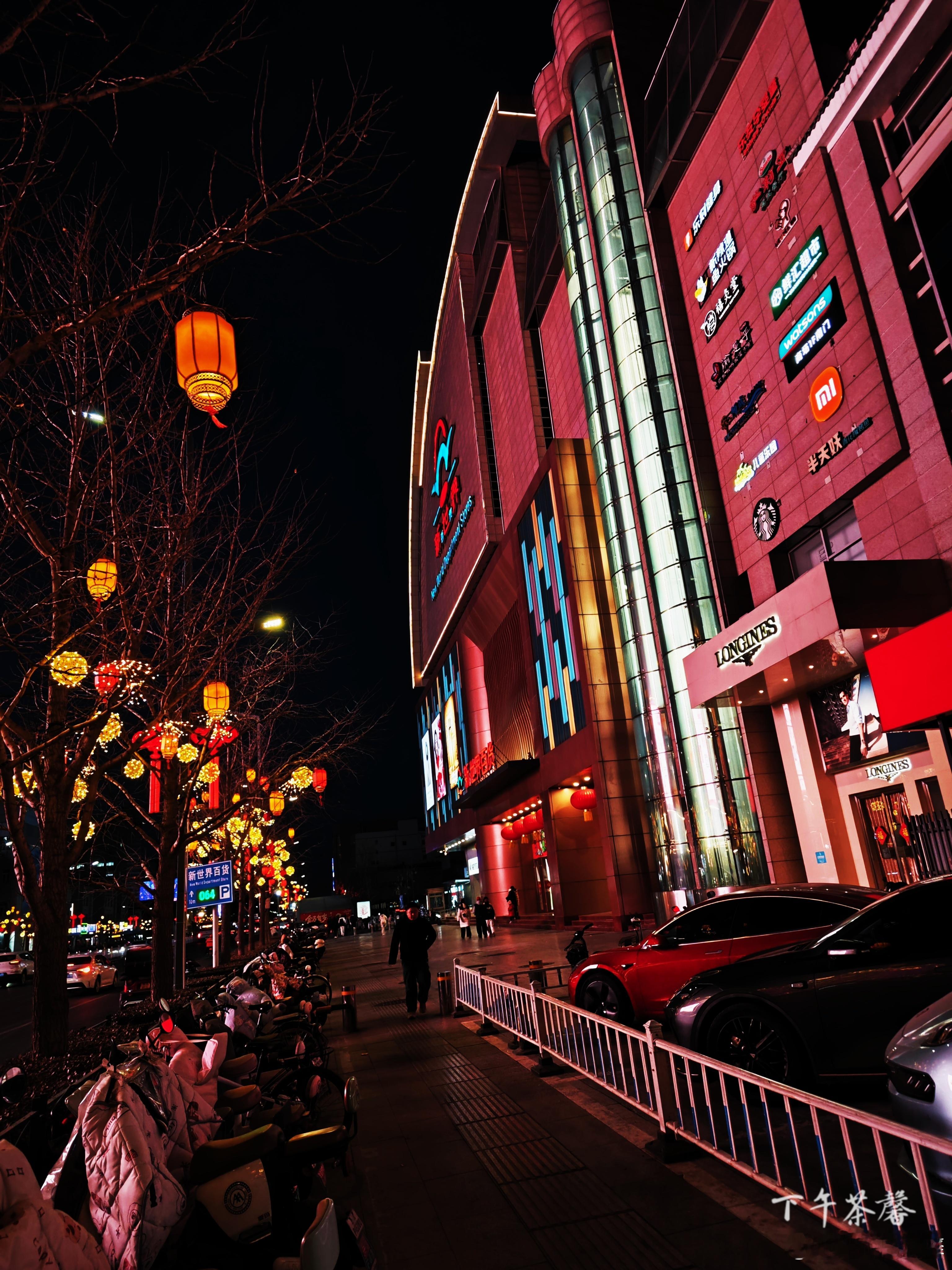 【过大年】我第一次看到这个场面，这是北京顺义区的夜晚街景，道路上车流穿梭，路面反