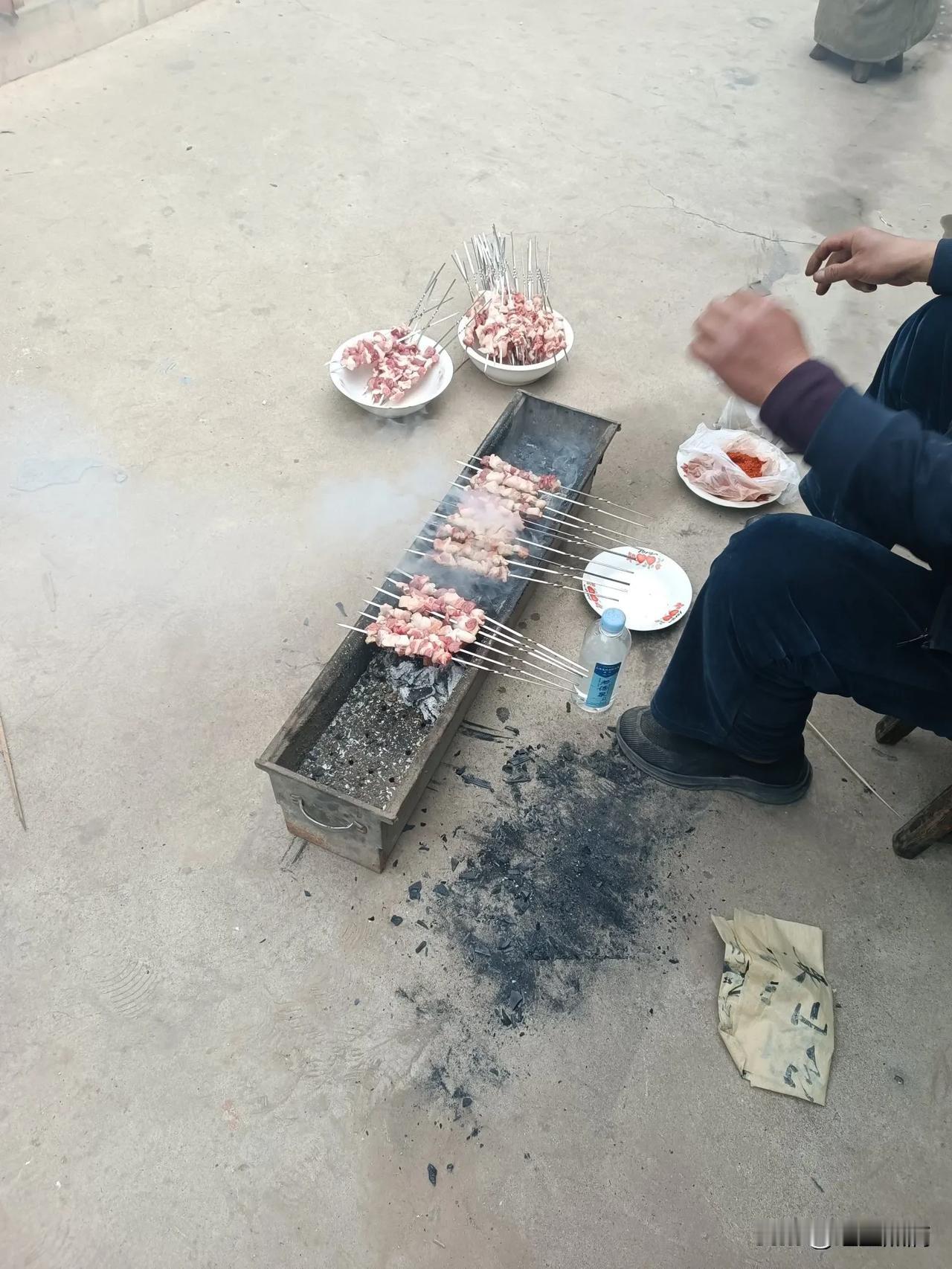 人间烟火气，最抚凡人心！

今天中午在我家小院烤串了。上午老公买了烧烤料，又买了