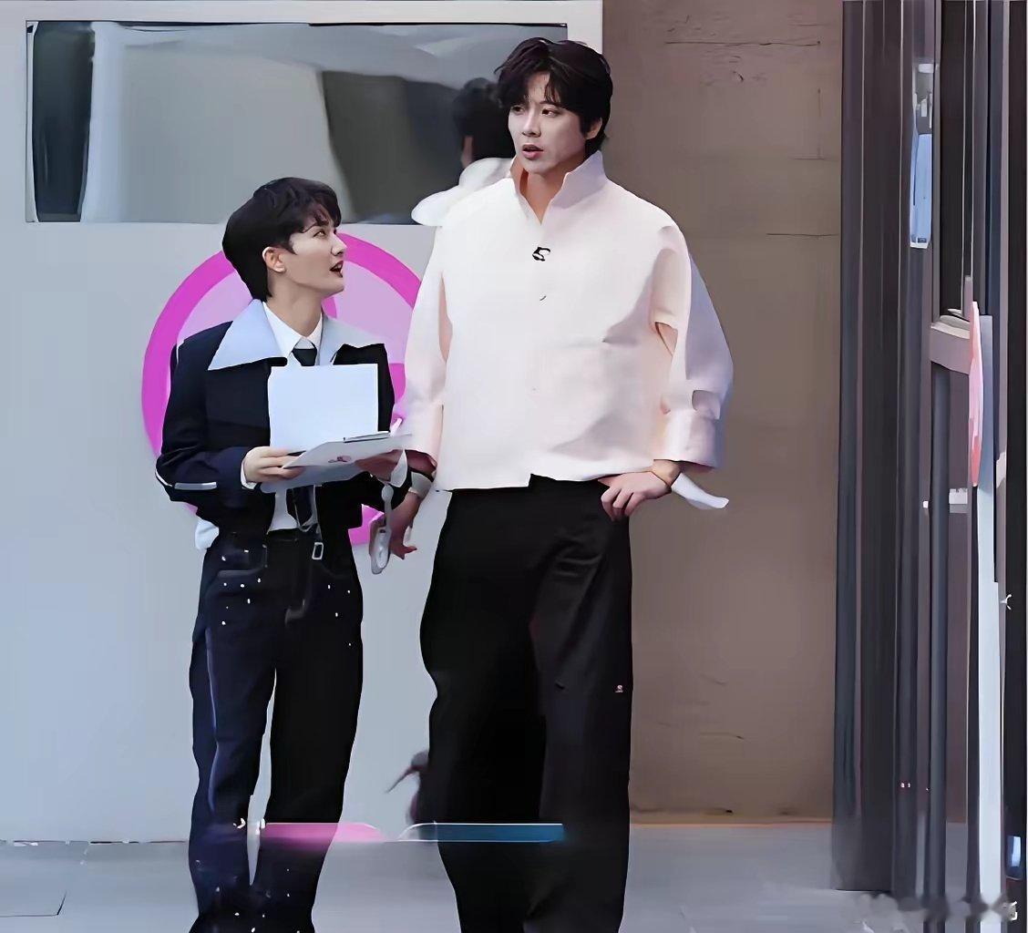 周深 先让刘宇宁身高降下来这个身高差哈哈哈哈哈 