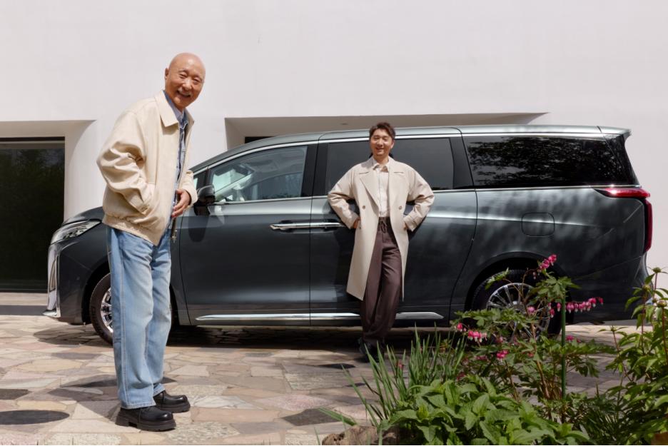 从幕后到台前，高山见证春晚顶流的出行故事。央视春晚魔术师邓男子在演出期间由高山全