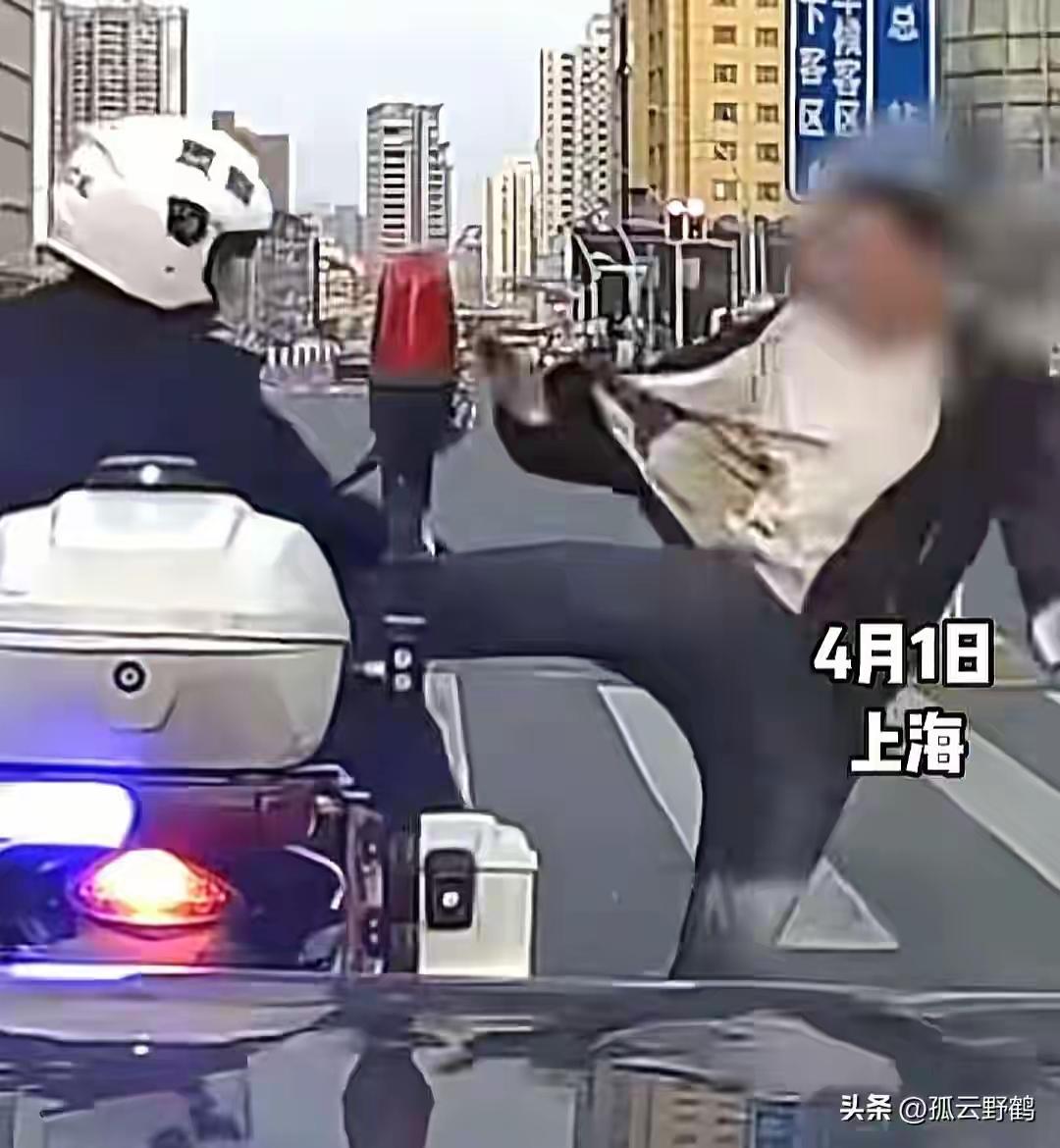 “大白天发什么疯？”
近日，上海一交警正在路口等红绿灯途中，一男子突然从路边窜出