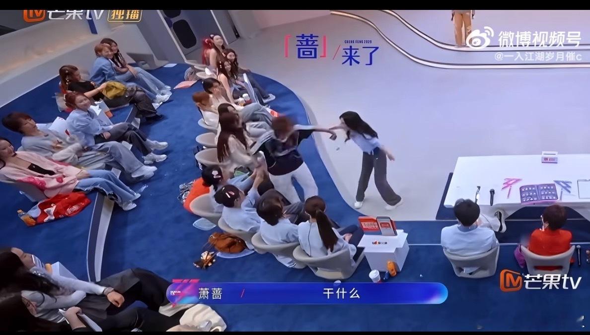 孙怡这波操作太圈粉了，面对后台的“硬塞”礼物，不是满脸问号就是欲拒还迎。但要是看