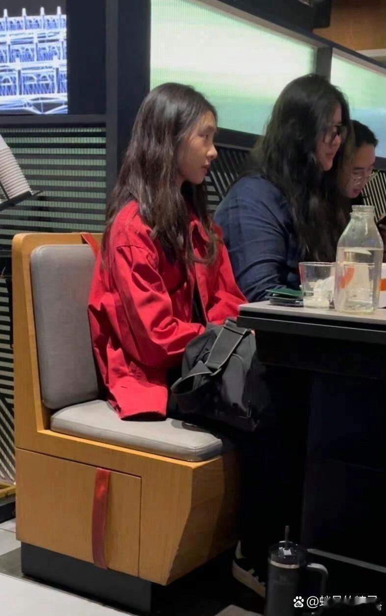 黄磊的女儿黄多多与好友在纽约享受火锅时光，身材苗条，素颜下气质依旧出众，尽显少女