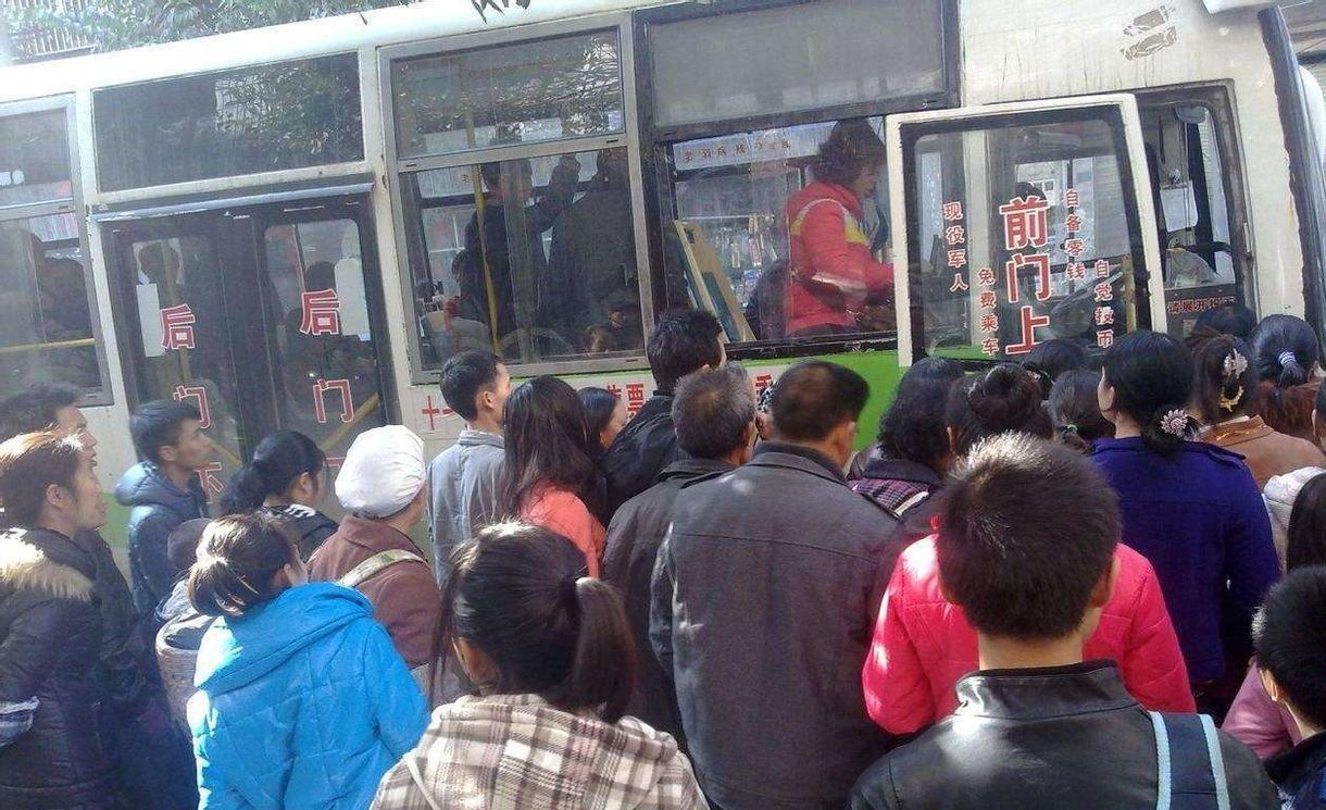 公交车上，一个老太太上车，一个年轻人站起来让座。老太太坐下，没说谢谢，看了一眼年