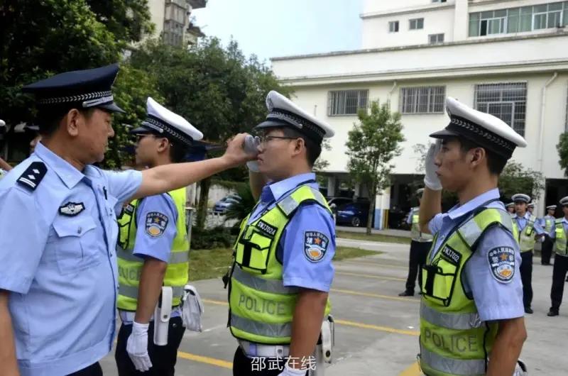 辅警群体普遍存在“爱警初心”与“现实落差”的冲突！

他们往往因情怀坚守一线，承