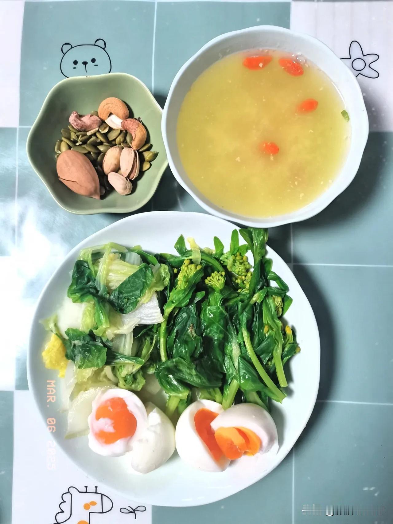 春风送暖之中年女性减脂早餐日记
主食：小麦胚芽
蛋白质：鸡蛋
蔬菜坚果：黄白菜、