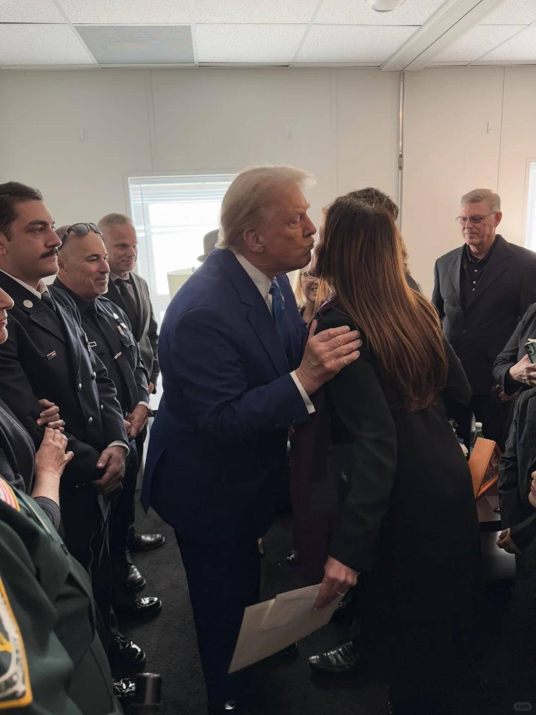 特朗普看望并慰问了殉职的棕榈滩警长英雄——下士路易斯·帕埃斯、警长布奇·沃勒和丹