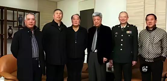 1967年，秋高气爽，警卫人员向许世友司令报告，有人求你。许世友大吼：谁都不见！