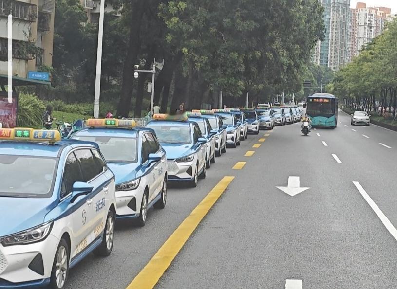 下午路过深圳北大医院，被医院前面这一长溜出租车的阵仗给惊住了，一眼望不到头。我想