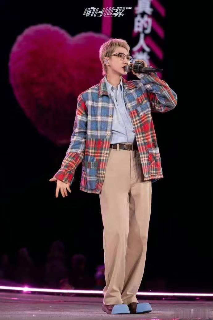 汪苏泷对坏笑的演绎 本以为是酷飒画风，结果被这抹坏笑萌翻啦！眉眼间藏着小调皮，演