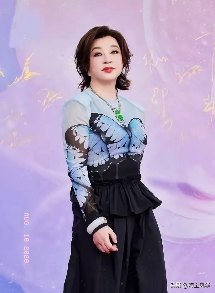 大家发没发现，
刘晓庆这个人有点不太对劲，
明明她都是70多岁的人了，可是她看起