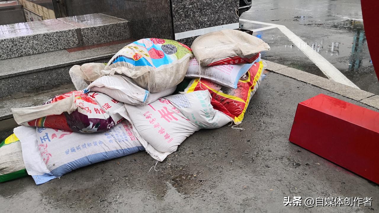 超强台风巴威逼近！别盲目疯狂囤货，官方标准答案请收好
 
极端天气来袭的慌乱场面