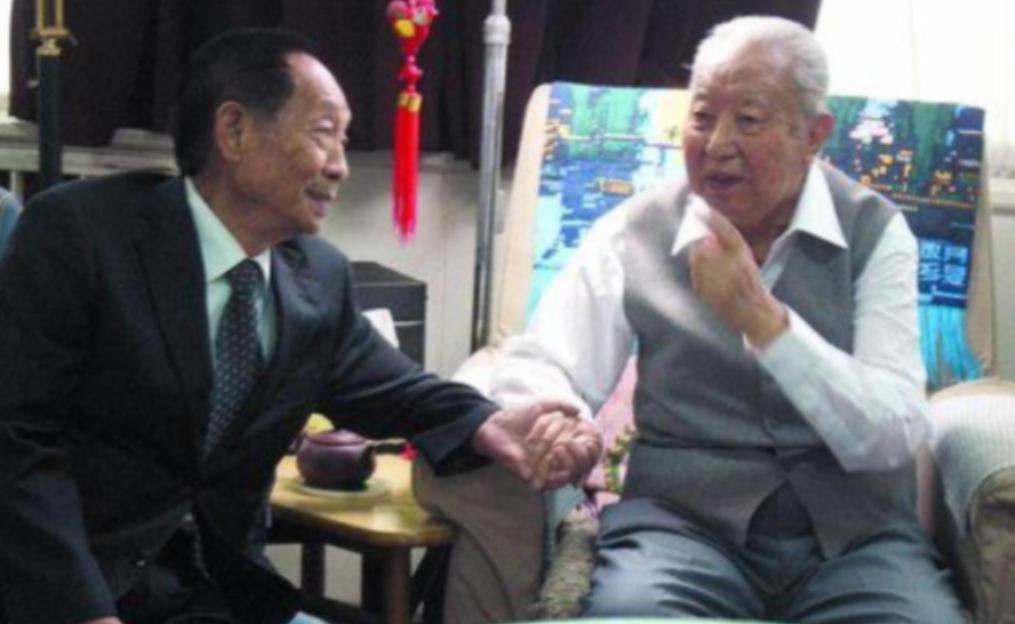 2006年，袁隆平到北京出差时，特意去看了身体欠佳的华国锋，当时华国锋不太愿见客