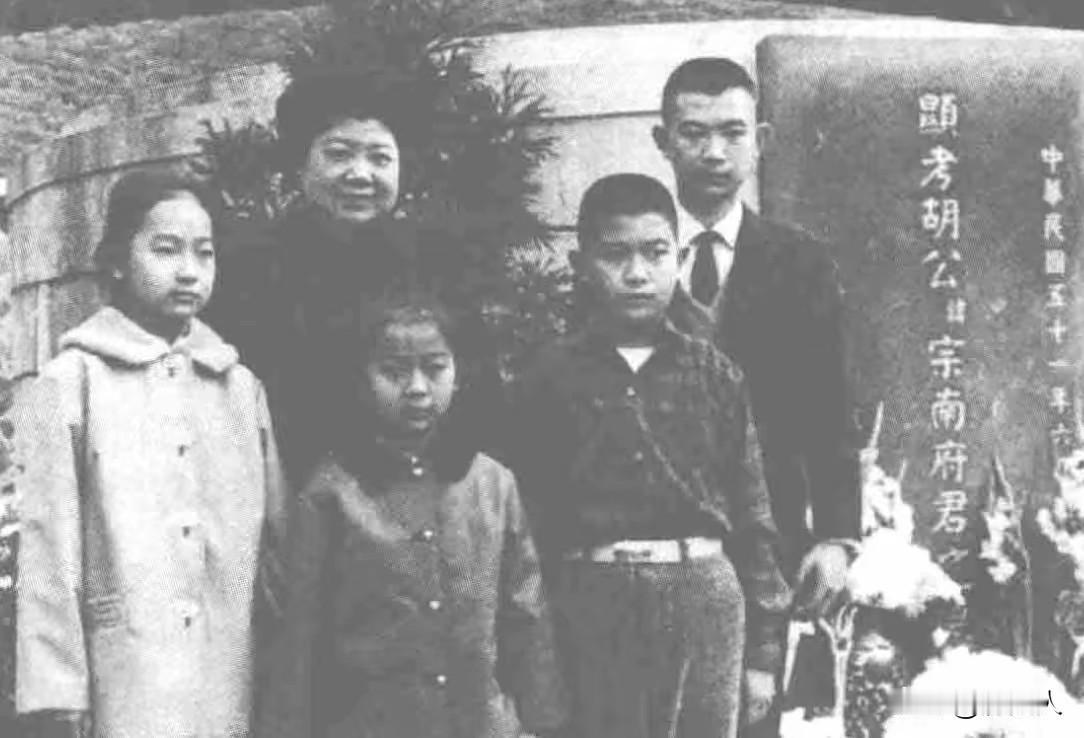 1962年胡宗南猝然病逝，66岁离世后家徒四壁，4个幼子一度无钱读书
 
196