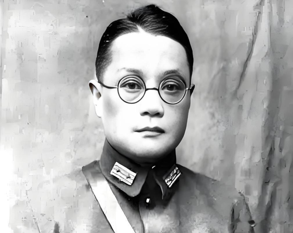 1949年，川军将领潘文华在起义前，发现枕边人七姨太每天都悄咪咪的，有次他开始调