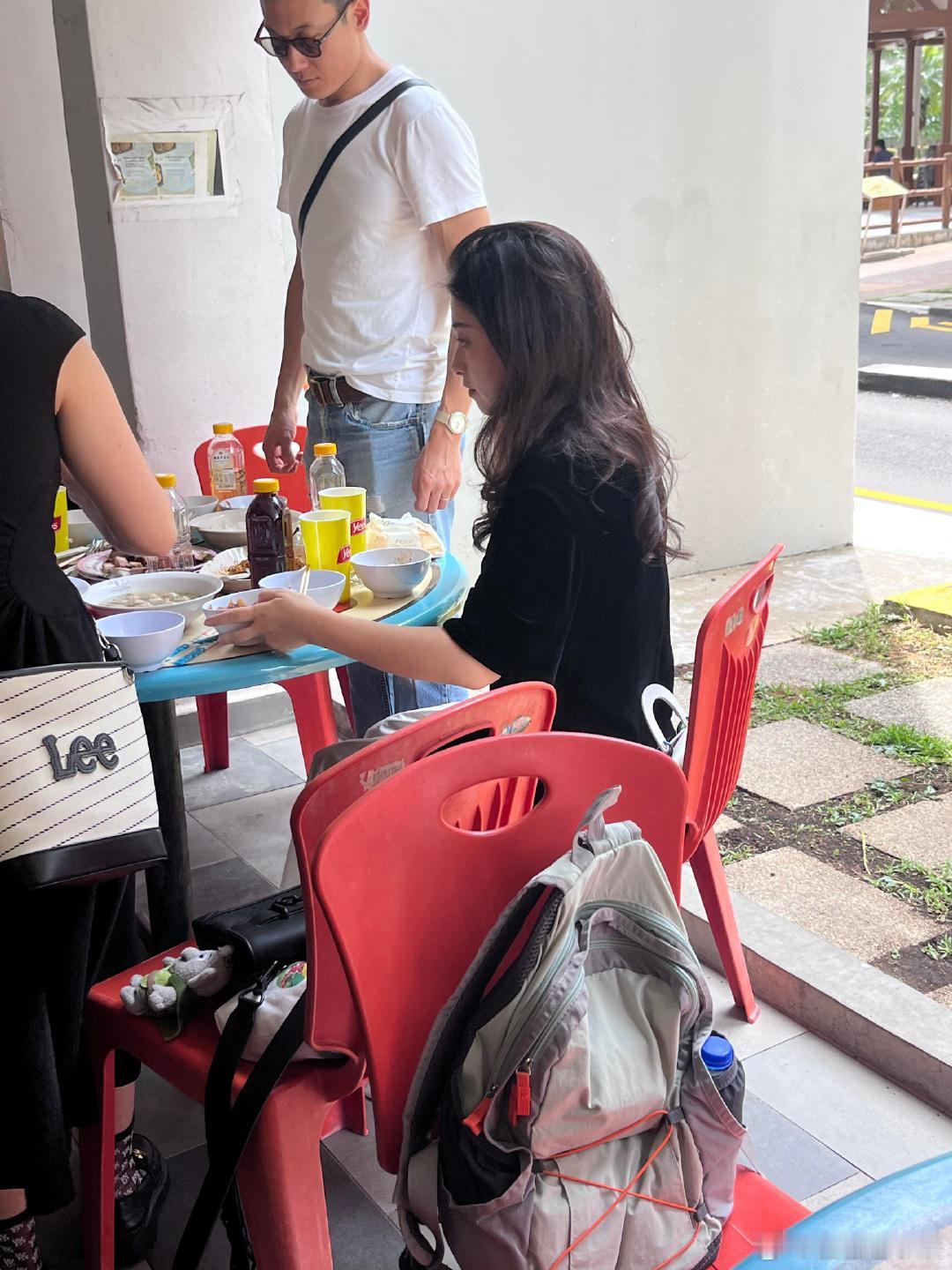 新加坡偶遇朱珠一家新加坡偶遇朱珠吃大排档，好接地气的一家哇！新加坡偶遇朱珠吃大排