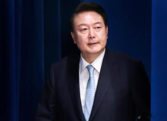 【尹锡悦涉“妨碍执行逮捕”罪或被判10年，终究未逃脱青瓦台魔咒】12月26日，韩