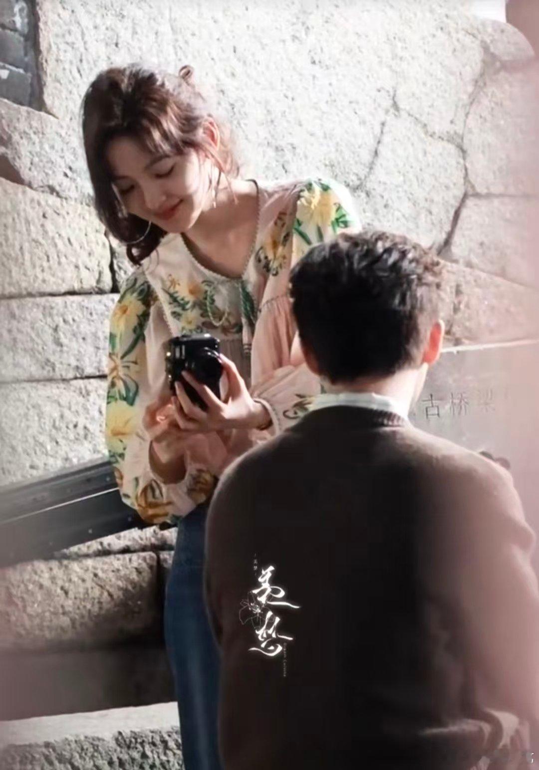 章若楠给王安宇拍照章若楠片场给王安宇拍照片场小美好来袭，章若楠拿着相机给王安宇拍