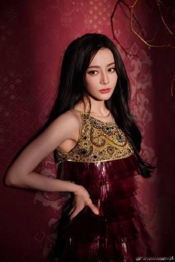 迪丽热巴近期两套高定  又有谁能够拒绝迪丽热巴呢？她这一次的高定造型一出场，那简