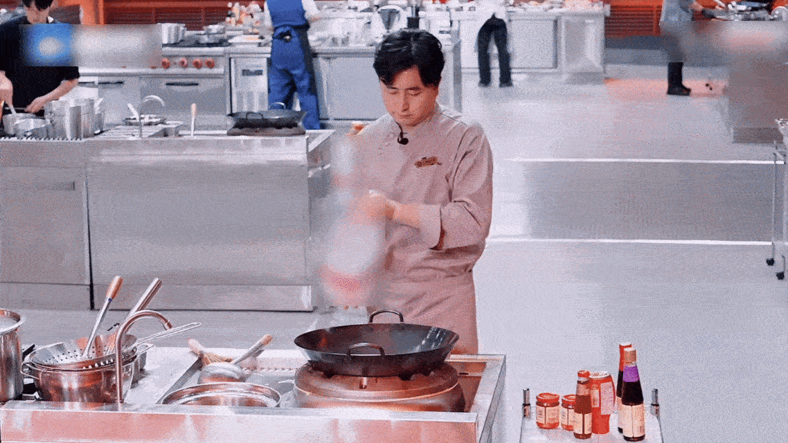 潘玮柏听到煲汤眼睛都直了笑晕了，潘玮柏演我当大馋货！看到厨师吨吨吨地往锅里倒水煲