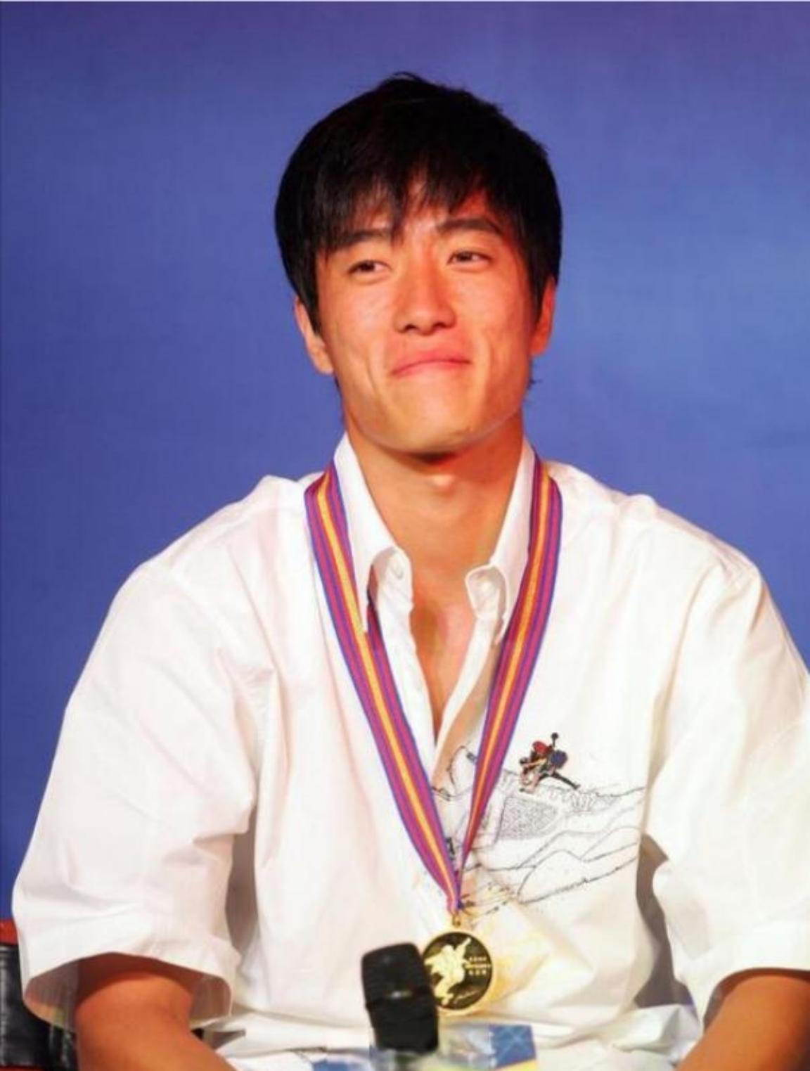 2004年，刘翔夺冠后，开发商送给他一套价值225万的房子，他却转身送给了教练。